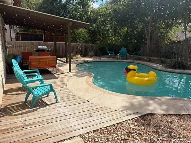 Poolside Oasis, Peaceful Retreat -20 Min To Austin Holiday home