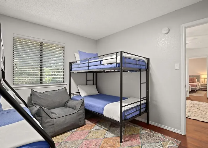 Poolside Oasis, Peaceful Retreat -20 Min To Austin *