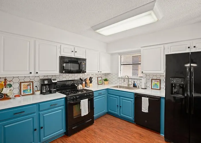 Poolside Oasis, Peaceful Retreat -20 Min To Austin *