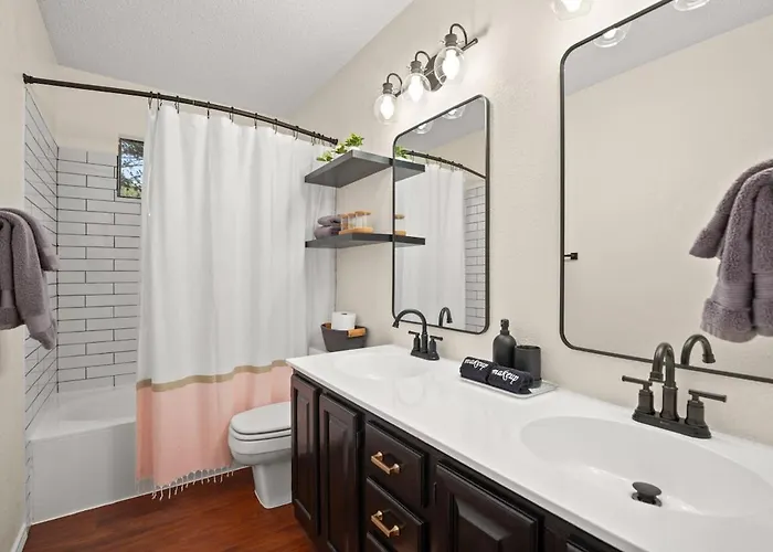 Holiday home Poolside Oasis, Peaceful Retreat -20 Min To Austin *
