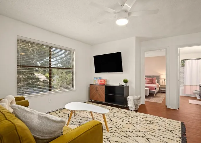 Poolside Oasis, Peaceful Retreat -20 Min To Austin Holiday home