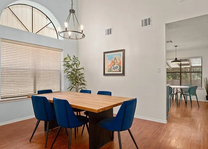 Poolside Oasis, Peaceful Retreat -20 Min To Austin Holiday home