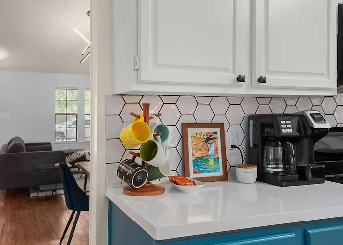 Poolside Oasis, Peaceful Retreat -20 Min To Austin Holiday home Round Rock