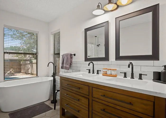 Poolside Oasis, Peaceful Retreat -20 Min To Austin
