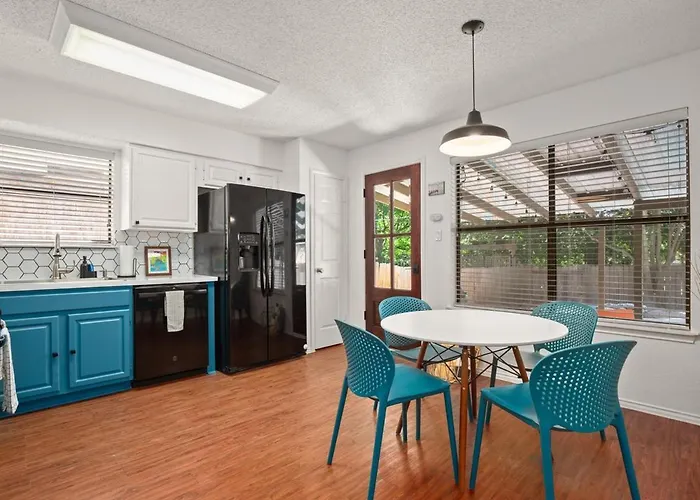 Poolside Oasis, Peaceful Retreat -20 Min To Austin Holiday home