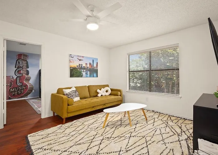 Poolside Oasis, Peaceful Retreat -20 Min To Austin Holiday home Round Rock