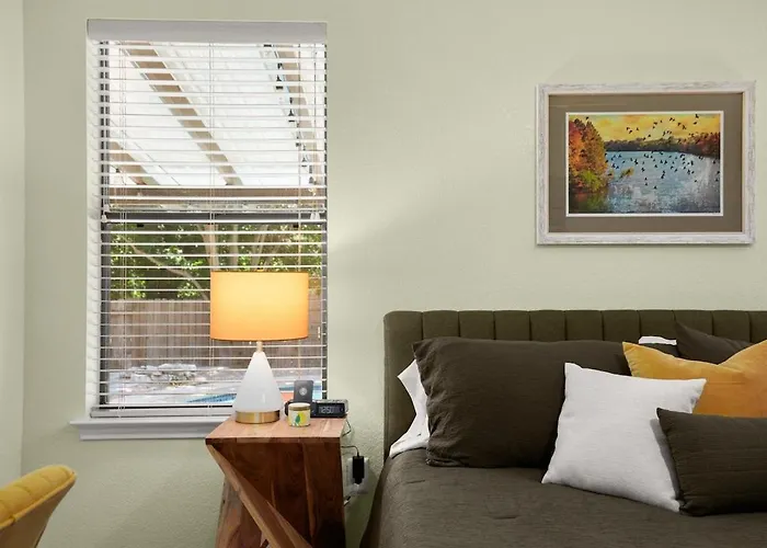 Poolside Oasis, Peaceful Retreat -20 Min To Austin Round Rock