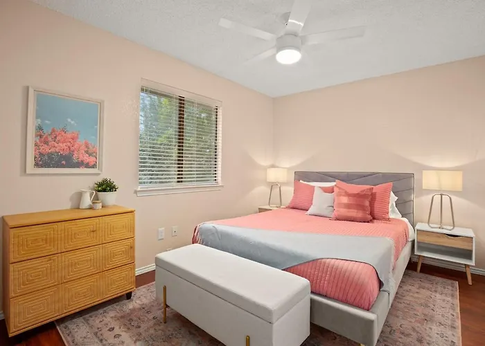 Holiday home Poolside Oasis, Peaceful Retreat -20 Min To Austin *